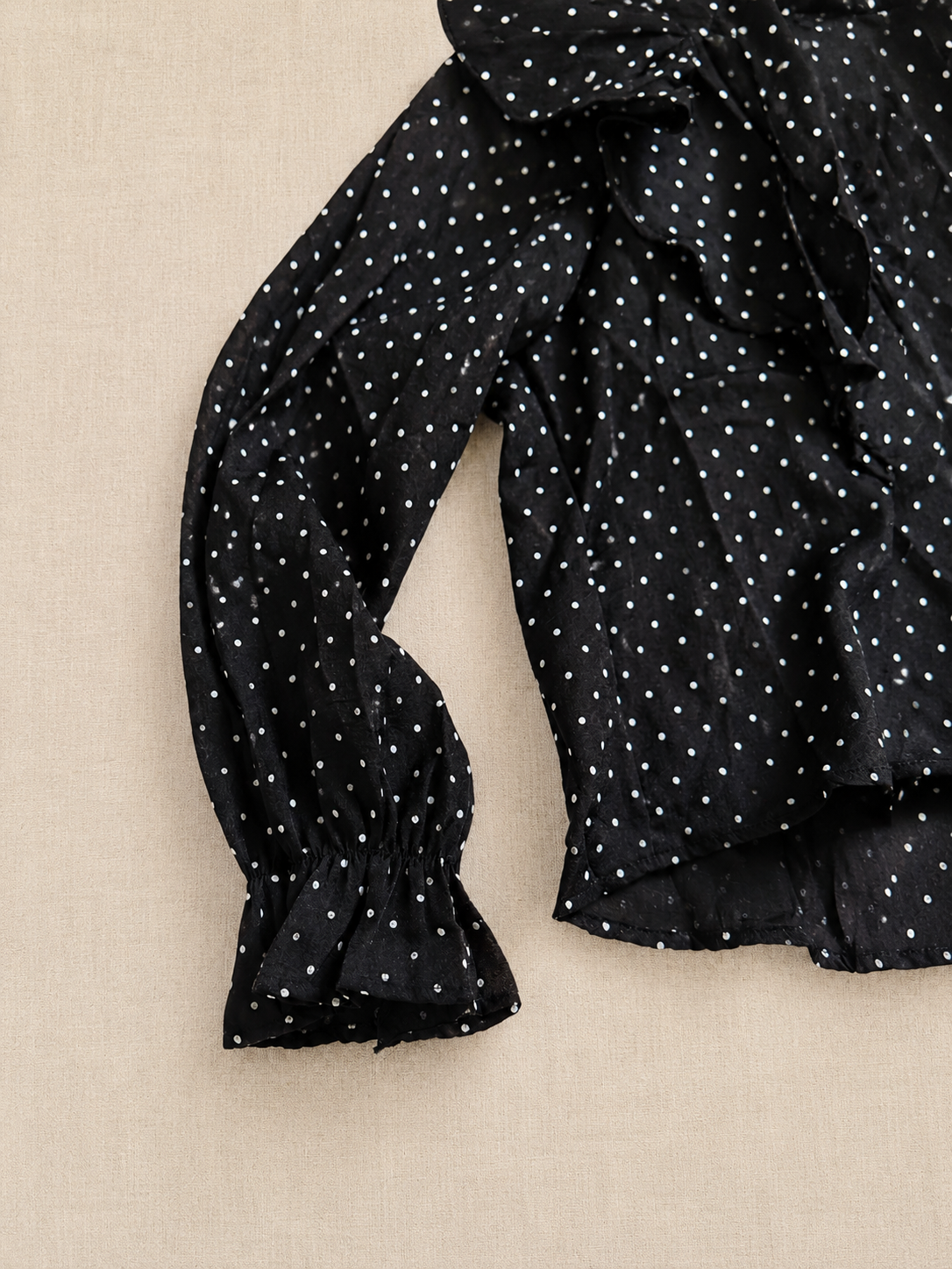 Chemise noire à pois à volants