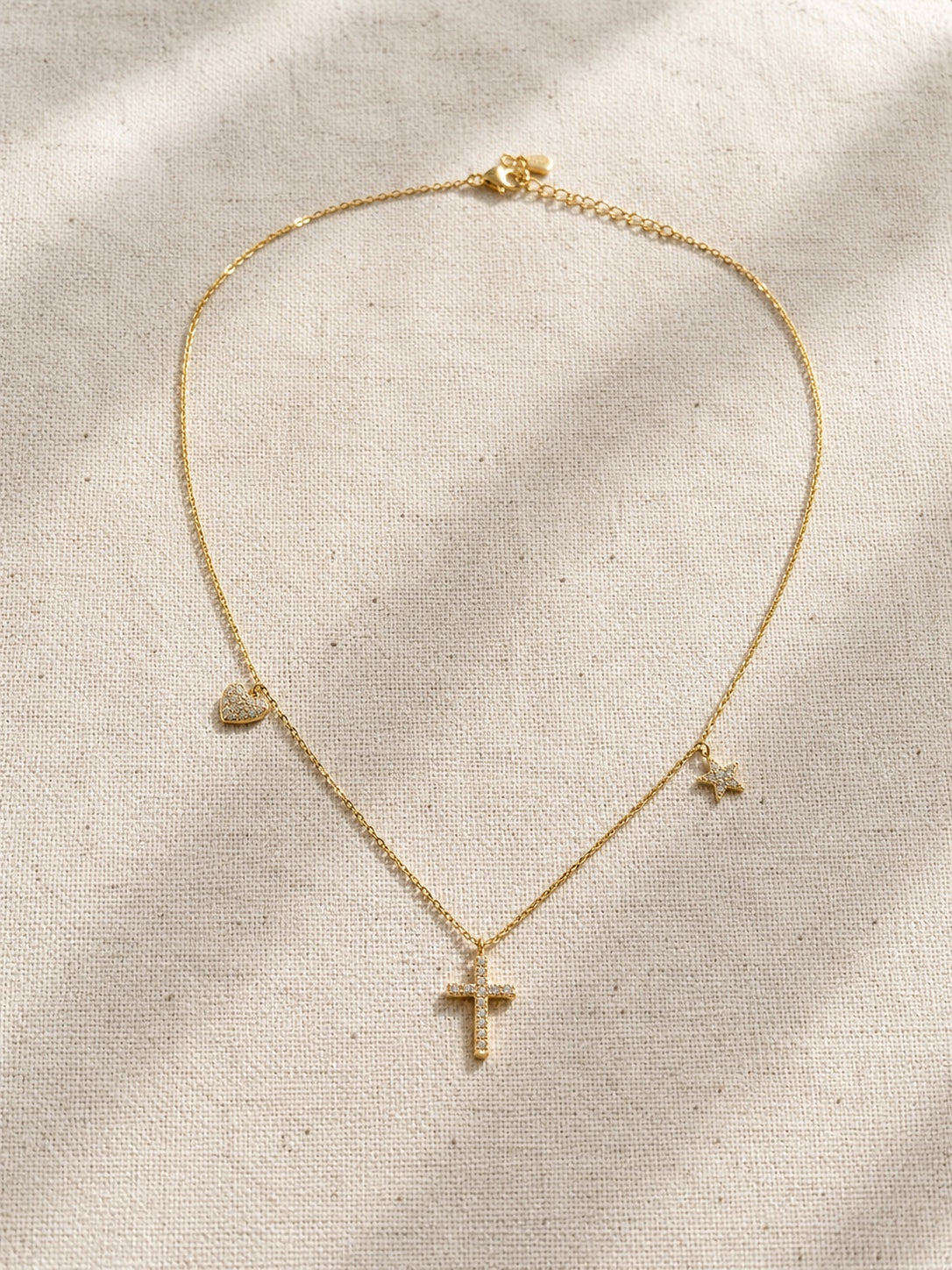 Collier doré croix avec pendentifs sur fond lin SOA Edition