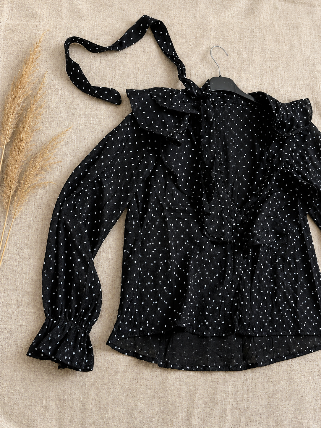 Chemise noire à pois à volants