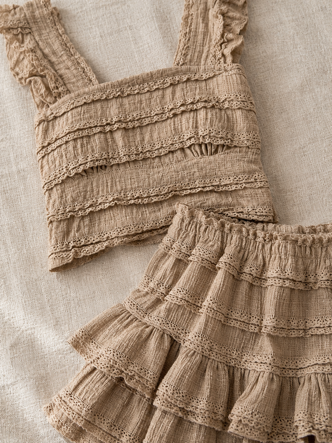Ensemble short beige texturé à volants