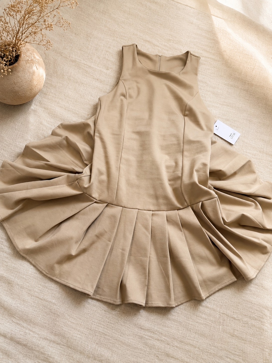Robe courte beige plissée