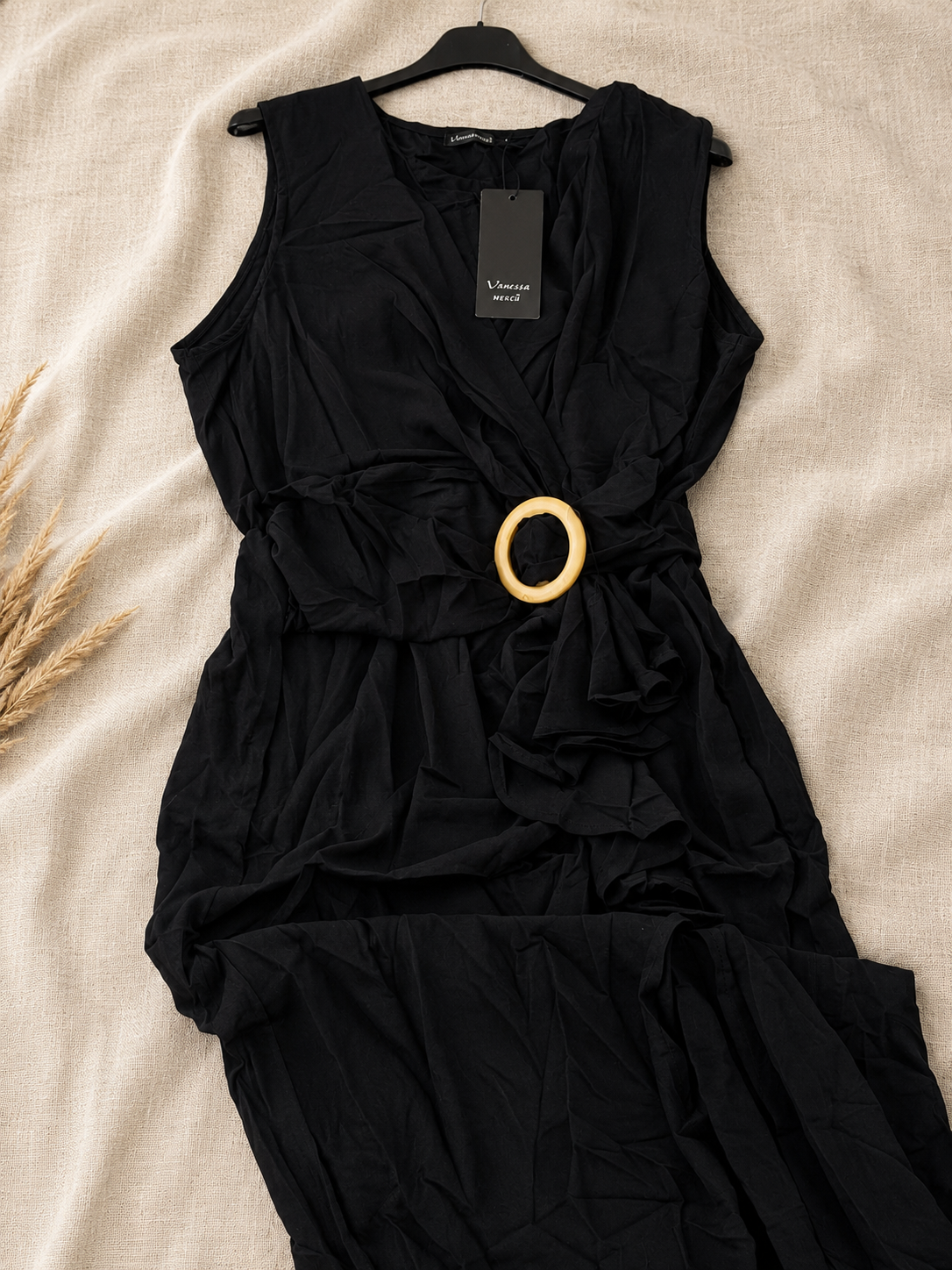 Robe noire drapée à boucle