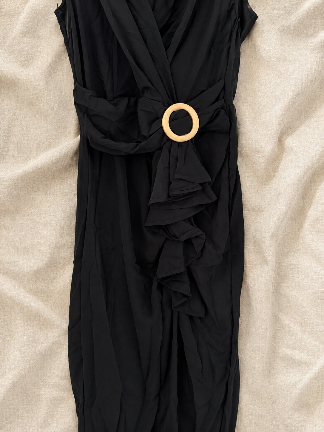 Robe noire drapée à boucle
