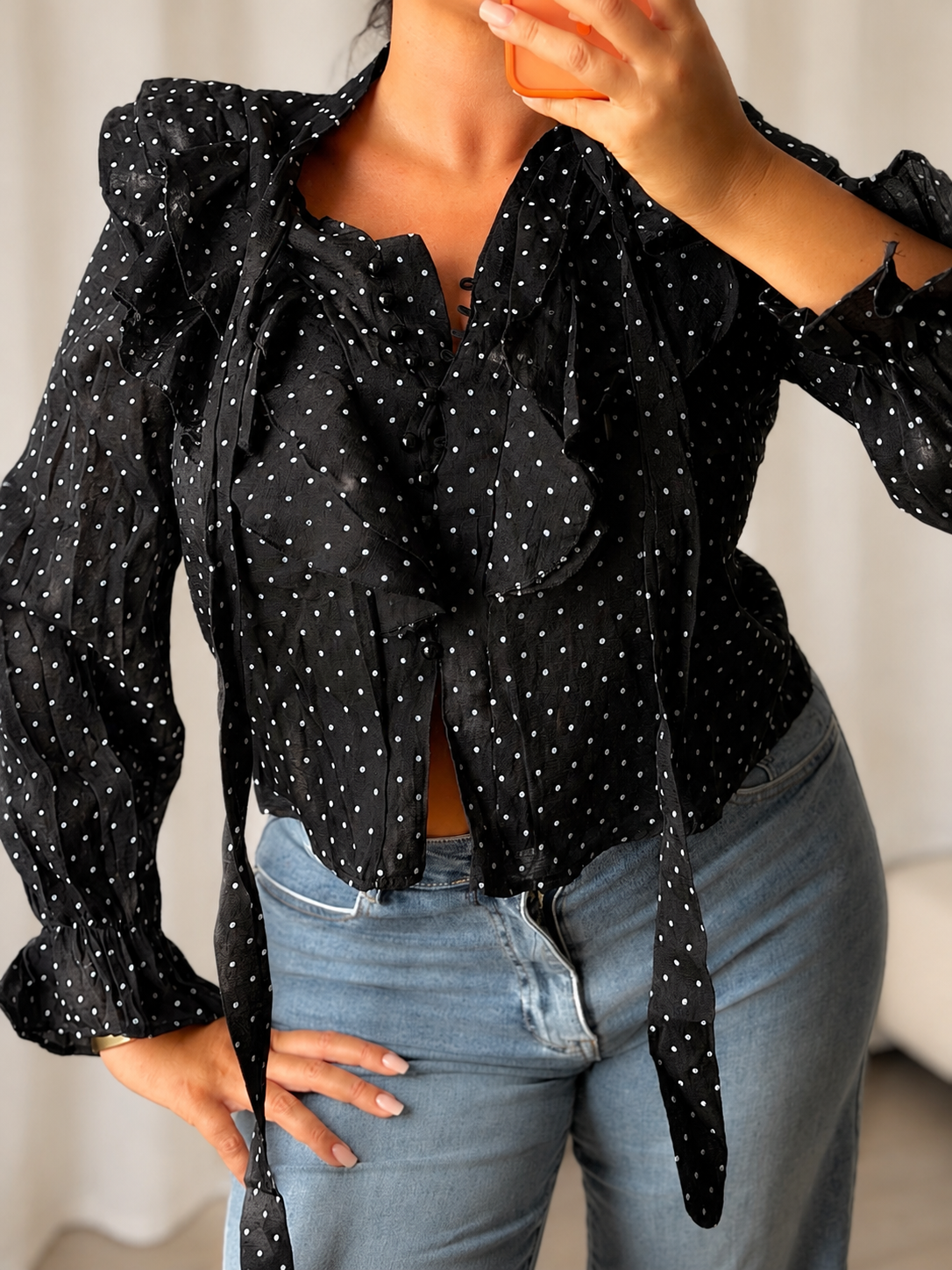 Chemise noire à pois à volants