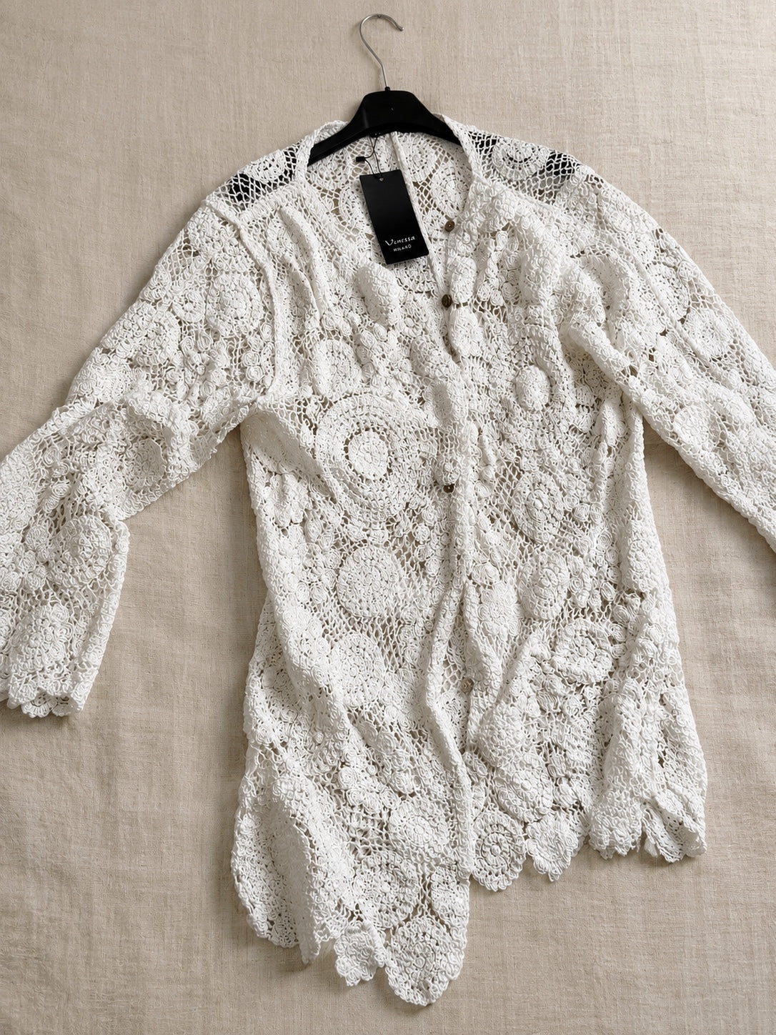 Chemise blanche en dentelle ajourée sur cintre