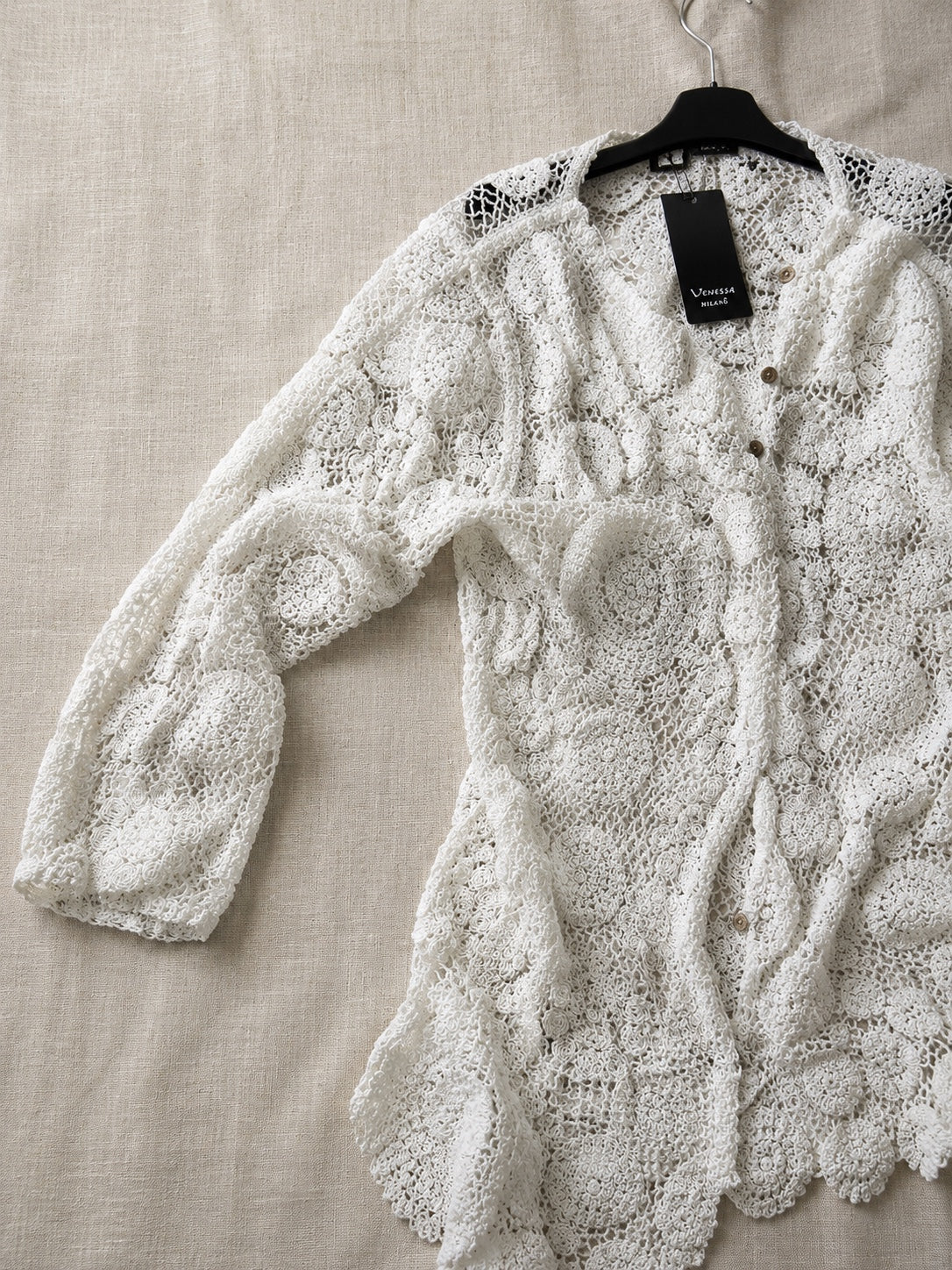 Gros plan matière chemise blanche en dentelle ajourée