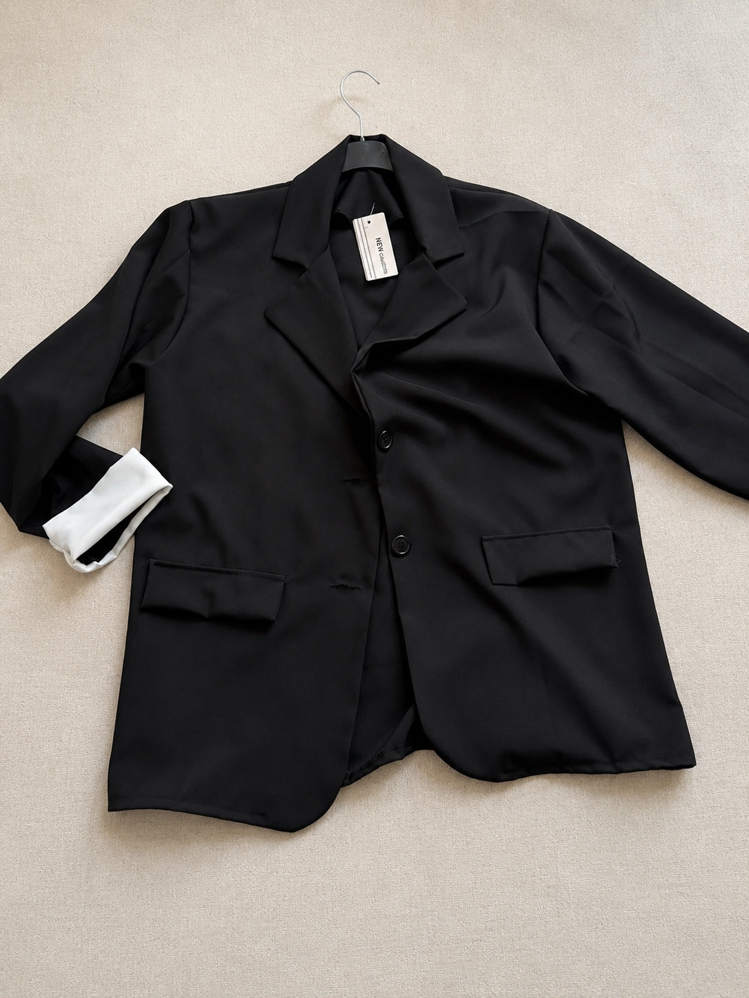 Veste noire fluide sans épaulettes avec manches retroussées blanches