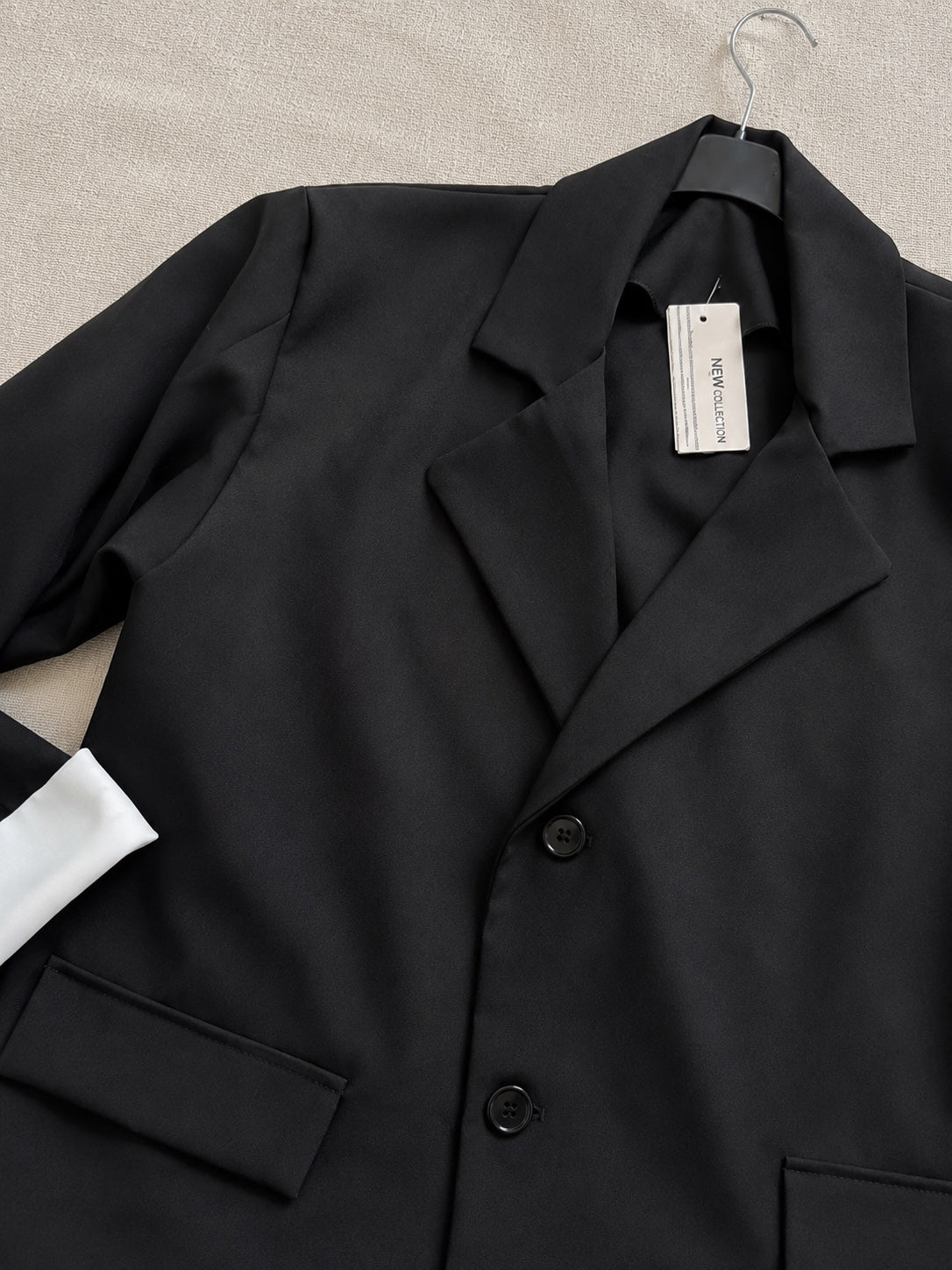 Gros plan matière blazer noir fluide avec col tailleur